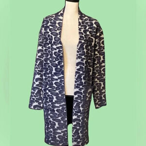 ⭐️Gorgeous and so comfy sweater coat⭐️
BIN 30